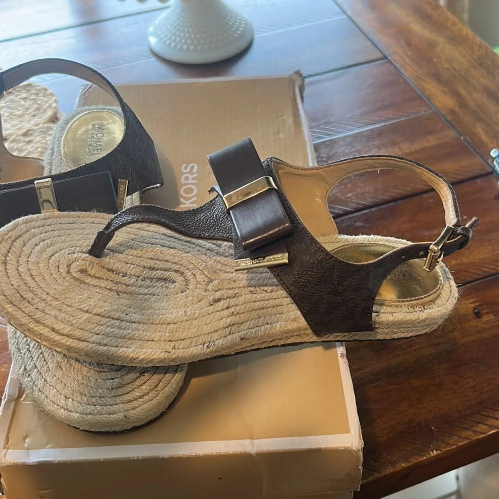 Mk sandals like new conditions used twice - Picture 2 of 3